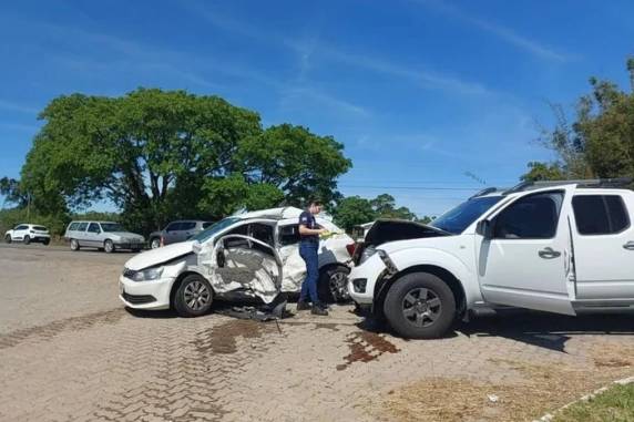 Colisão entre carro e caminhonete ocorreu na manhã desta quarta-feira (22); motorista de 69 anos morreu no local