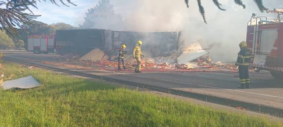 Colisão entre dois caminhões foi registrada na manhã desta quinta-feira (23) e bloqueia totalmente o trânsito no km 272 da rodovia.