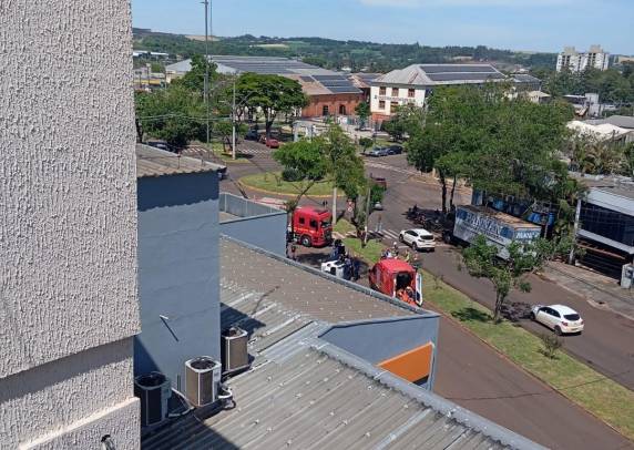 Colisão entre Citroën e Crossfox causou capotamento na manhã de quarta-feira (22)