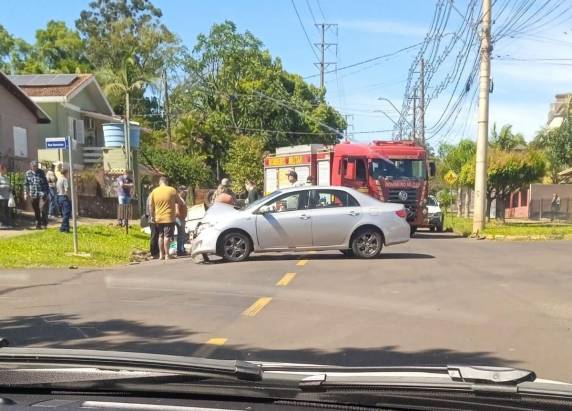 Colisão entre Citroën e Crossfox causou capotamento na manhã de quarta-feira (22)