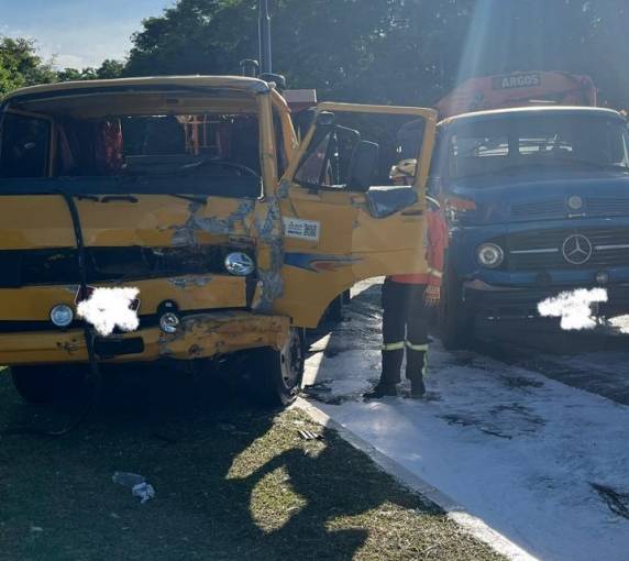 Colisão entre dois caminhões no trevo de acesso a Tucunduva deixa três pessoas feridas e mobiliza o Corpo de Bombeiros de Horizontina.