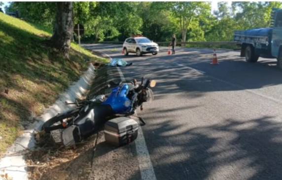 Colisão ocorreu na tarde desta quinta-feira (23), no trecho conhecido como Curva da Maria; vítima ainda não foi identificada