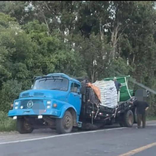 O veículo transportava carga quando a estrutura da carroceria cedeu repentinamente.