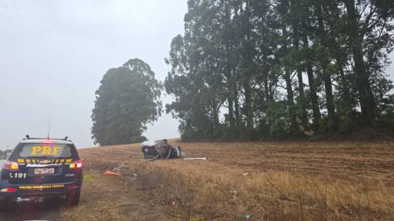 Motorista não se feriu e pista molhada pode ter contribuído para o acidente