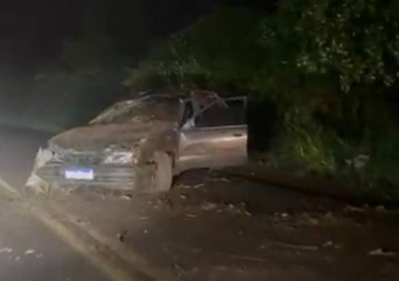 Motorista foi socorrido pelos Bombeiros e encaminhado ao Hospital Osvaldo Cruz com ferimentos leves