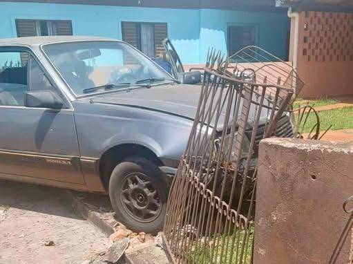 Homem de 49 anos sofreu um mal súbito e perdeu o controle do veículo, sendo socorrido pelo SAMU.