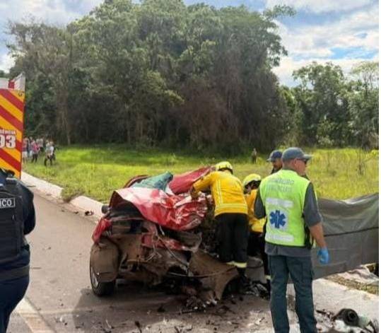 Colisão frontal entre carro e carreta mobilizou equipe do SAER-Fron e SAMU Aeromédico