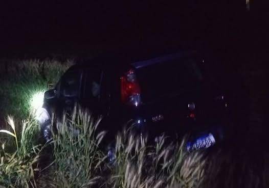 Veículo saiu da pista na curva do Cerro dos Machados na noite deste domingo (26); vítimas foram socorridas pelo SAMU e levadas ao Hospital Santo Antônio.
