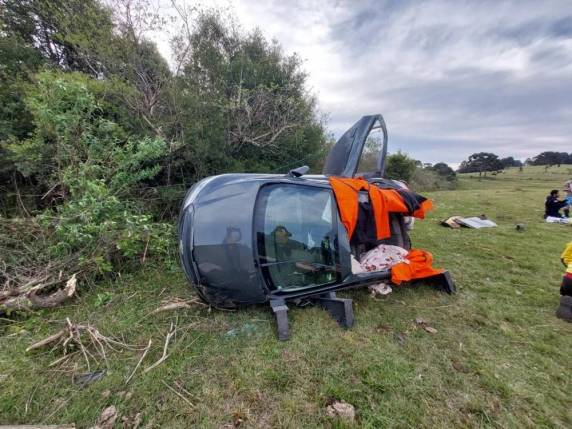 Outros quatro ocupantes do veículo sofreram ferimentos e precisaram ser conduzidos ao hospital.