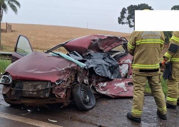 Acidente entre automóvel e caminhão ocorreu na manhã desta segunda-feira (27); vítima conduzia um Corsa e morreu no local.