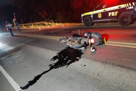 Acidente ocorreu na noite de domingo e bloqueou totalmente a rodovia até a madrugada