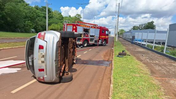 Motorista sofreu escoriações e foi atendido pelo Corpo de Bombeiros