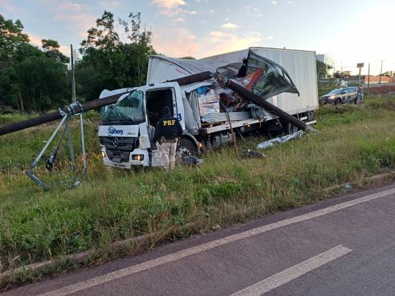 Caminhão-baú de Passo Fundo saiu da pista e colidiu com um poste no trevo de acesso à Rua José Gabriel, na madrugada desta terça-feira (28).