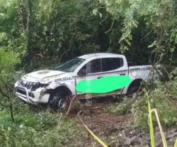 Policial ficou ferido após o veículo oficial sair da pista próximo ao posto da Polícia Rodoviária Estadual; causas do acidente serão investigadas.