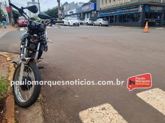 Acidente ocorreu no entroncamento das ruas Padre Cacique e São Paulo; condutora da caminhonete não se feriu