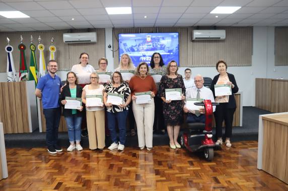 A ação ?Prefeito por um Dia? proporcionou aos participantes a vivência do funcionamento da administração pública e valorizou o protagonismo da pessoa idosa na comunidade.