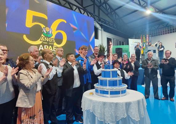 Evento celebrou 56 anos da Apae de Três de Maio com homenagens, lançamentos e mensagens de gratidão, destacando a doação do projeto Parque Sensorial e o anúncio da campanha Dia de Doar 2025.
