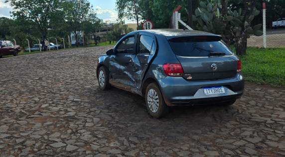 Colisão entre Ford Pampa e VW Gol ocorreu no trevo de acesso ao bairro Moura na tarde desta quinta-feira (30)