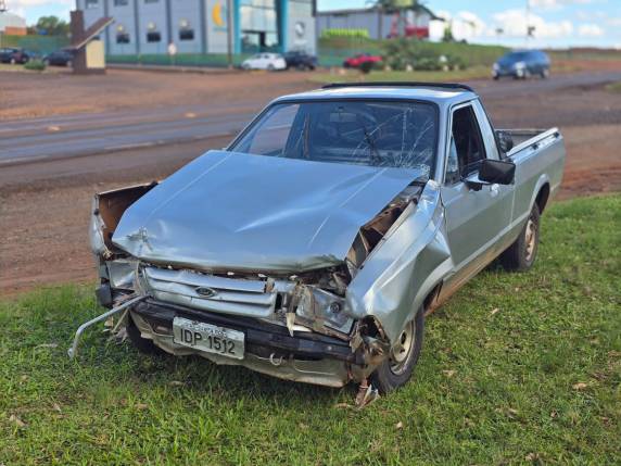 Colisão entre Ford Pampa e VW Gol ocorreu no trevo de acesso ao bairro Moura na tarde desta quinta-feira (30)