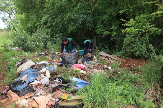 A ação também contou com o apoio do Setor de Obras, que disponibilizou caminhão e retroescavadeira para a retirada de entulhos e resíduos
