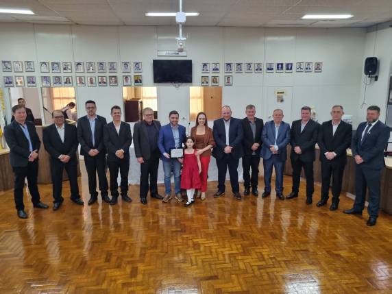 Homenagem foi concedida pelo Poder Legislativo durante a abertura da 7ª Expoinde