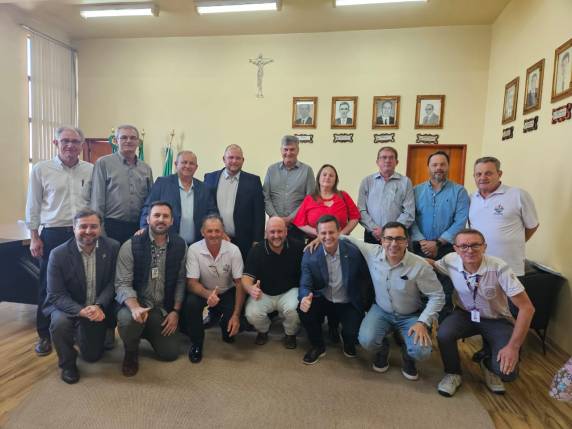 Durante reunião em Independência, realizada por ocasião da 7ª Expoinde, os prefeitos da Associação dos Municípios da Fronteira Noroeste (Amufron) emitiram nota oficial contra o Decreto nº 12.686/2025, que, segundo a entidade, compromete a autonomia e a continuidade das APAEs e demais escolas especiais.