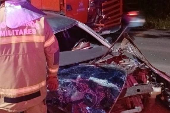 Carona do carro foi levado ao hospital. Motorista do caminhão não ficou ferido