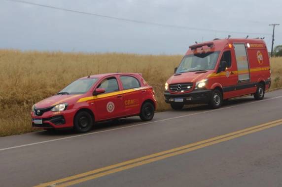 Homem não resistiu aos ferimentos após perder o controle da moto em curva; passageira foi levada ao hospital
