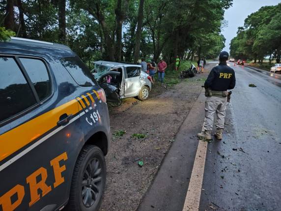 Condutor e dois irmãos ficaram feridos após veículo colidir contra árvore
