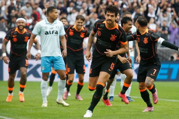 Com erros de Tiago Volpi e Dodi, Tricolor é derrotado por 2 a 0 e permanece na 11ª posição