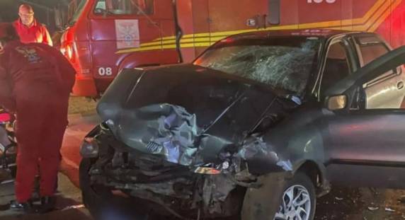 Colisão entre carro e caminhão ocorreu na madrugada deste sábado