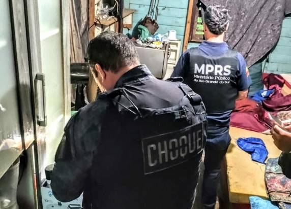 Ação do Ministério Público do RS investiga policial penal, psicóloga e apenada que teria movimentado mais de R$ 1 milhão em rede de corrupção e tráfico de drogas dentro e fora do presídio.