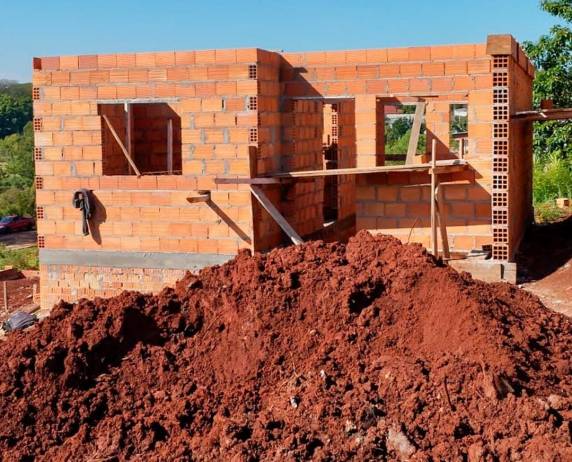 Obras contam com investimento de mais de R$ 4,2 milhões e priorizam mães solo e chefes de família