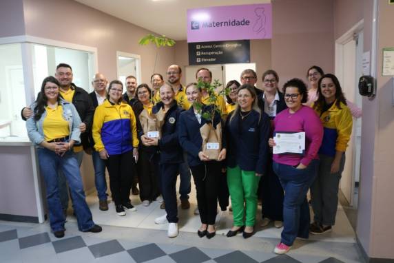 Iniciativa promove a entrega de mudas de árvores nativas para famílias de bebês que nascem em novembro no HVS