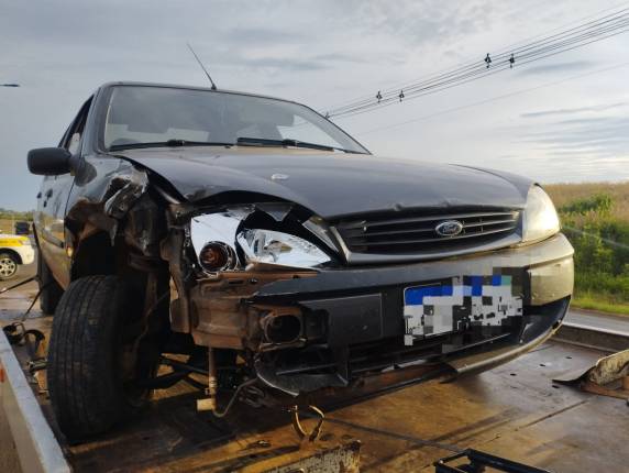 Ford Fiesta bateu contra um Jeep Comander na madrugada desta quarta-feira.
