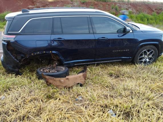 Ford Fiesta bateu contra um Jeep Comander na madrugada desta quarta-feira.
