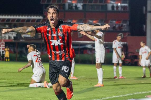 Lucas Halter, no segundo tempo, marcou o único gol do jogo no Barradão. Colorado é 15° colocado, com 36 pontos