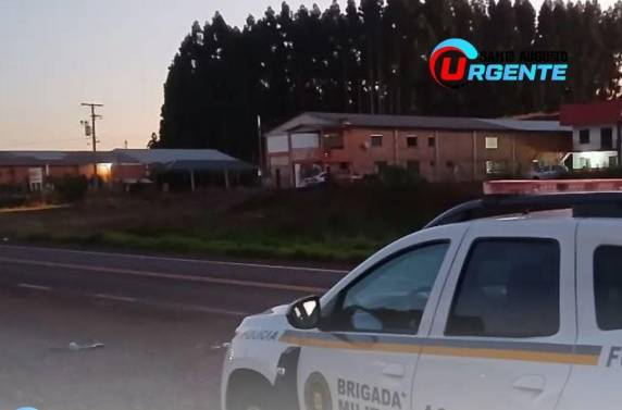 Jovem foi atingido por um automóvel enquanto trafegava de bicicleta; Polícia Civil investigará as causas do acidente.