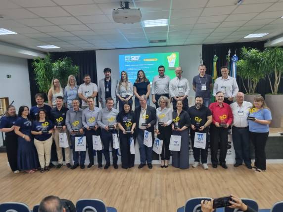 Evento promovido pela FAHOR e patrocinado pelo CREA/RS reuniu comunidade acadêmica e lembrou os 60 anos da primeira colheitadeira autopropelida produzida no Brasil.