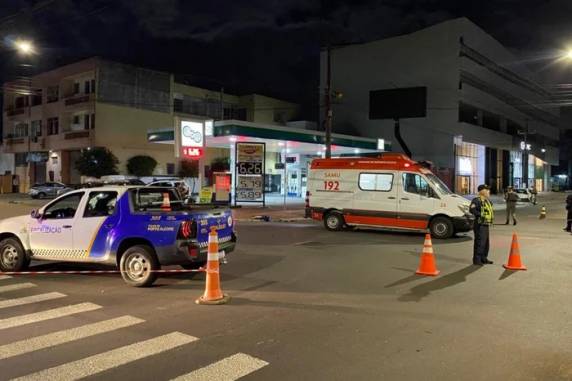 Motociclista trafegava na Rua Dona Margarida quando atingiu carro que teria passado sinal vermelho na Rua Edu Chaves