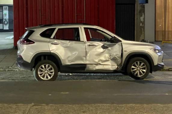 Motociclista trafegava na Rua Dona Margarida quando atingiu carro que teria passado sinal vermelho na Rua Edu Chaves