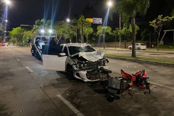 Força do impacto fez com que a moto e o carro parassem cerca de 150 metros depois do ponto da batida