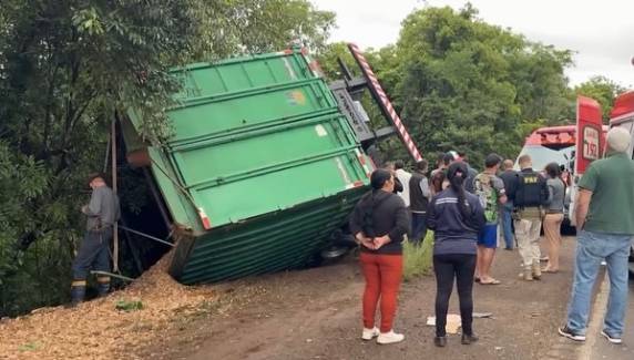 Condutor de veículo de Frederico Westphalen morreu preso às ferragens; trânsito segue em meia pista no sistema Pare e Siga.
