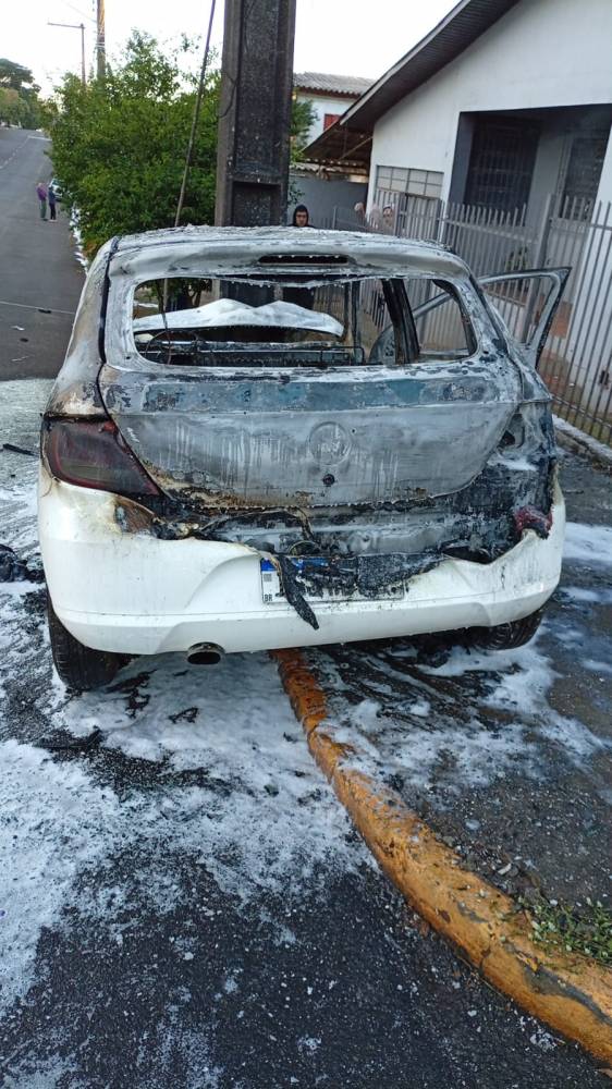 Motorista fugiu do local; passageiro de 30 anos foi socorrido pelo SAMU