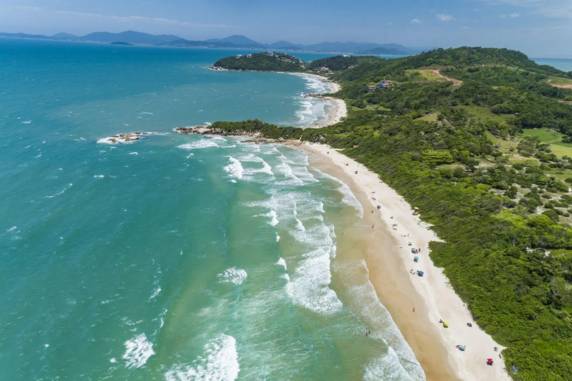 Localizada a 46 quilômetros de Florianópolis, Governador Celso Ramos é destino turístico para visitantes que gostam de tranquilidade. Destino oferece atrativos a turistas