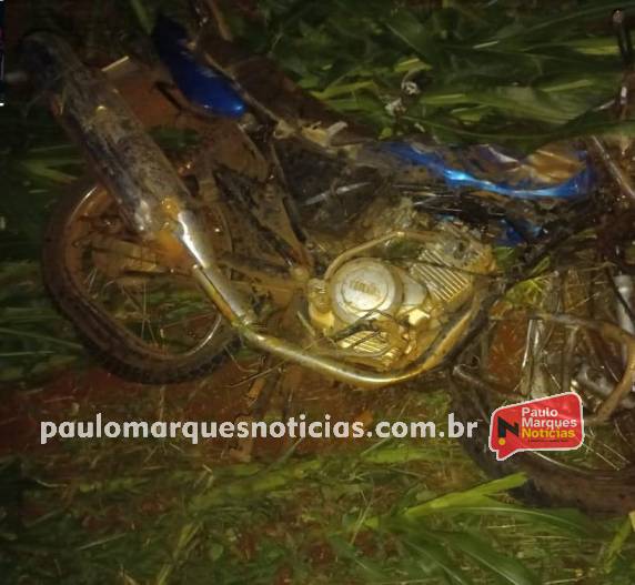 Colisão frontal entre moto e caminhonete ocorreu no final da tarde deste domingo