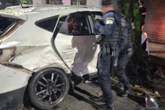 Colisão foi registrada por volta de 2h30min, na Rua Os Dezoito do Forte, no Centro. Vítimas foram encaminhadas a um hospital