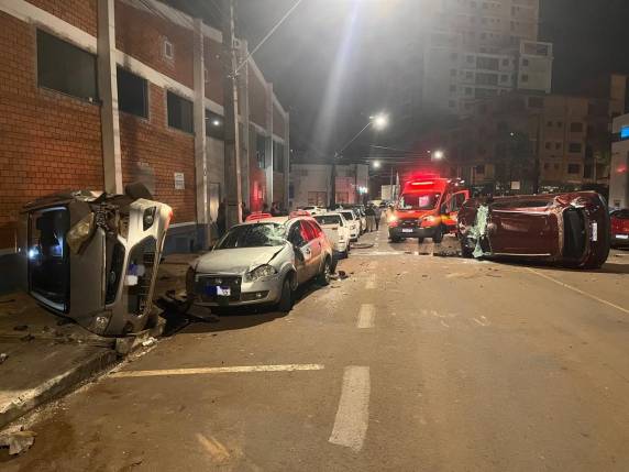 HR-V conduzido por jovem de 19 anos atinge carros estacionados e provoca tombamento