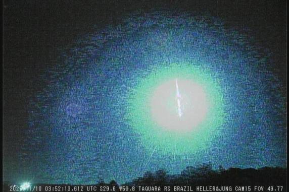 A explosão durou 2,4 segundos e produziu intensa luz sobre a região