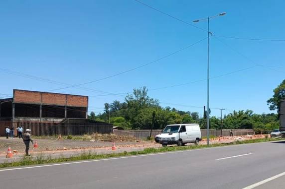 Tatiani de Sá Tomaz, 45 anos, estava na motocicleta atingida pelo carregamento. Polícia Civil ainda aguarda laudos periciais para confirmação da identificação do condutor do veículo